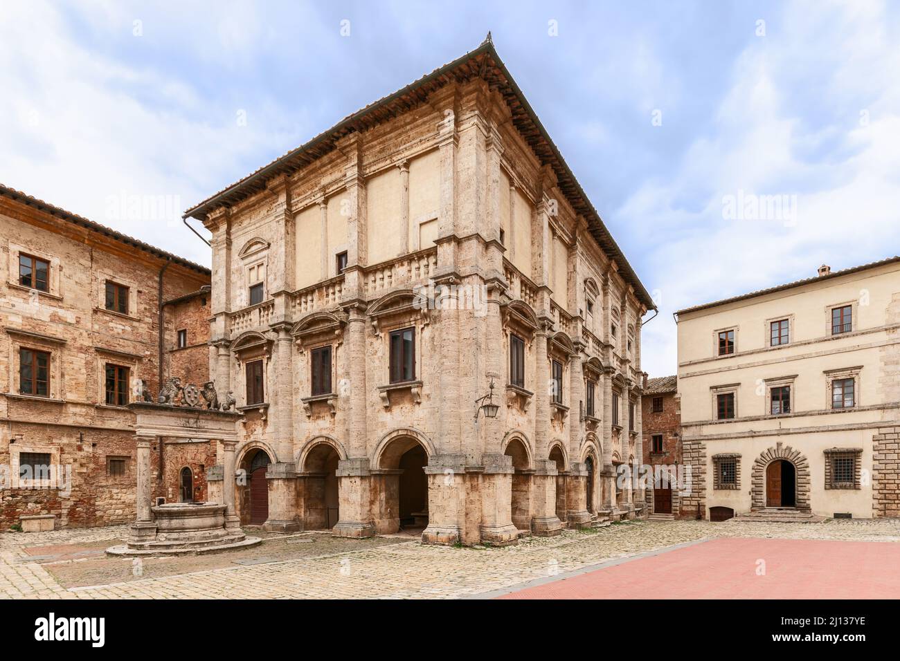Renaissance Palazzo Nobili Tarugi and old marble well on the central Piazza Grande in Montepulciano, Tuscany, Italy Stock Photo