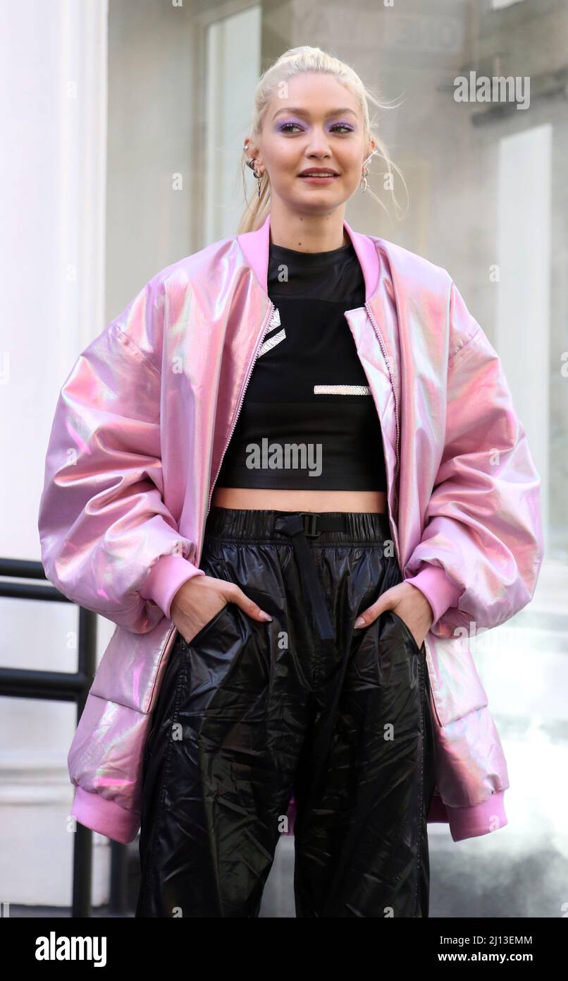 New York, NY, USA. 21st Mar, 2022. Gigi Hadid seen at a photo shoot for  Maybelline on March 21, 2022 in New York City. Credit: Rw/Media Punch/Alamy  Live News Stock Photo - Alamy