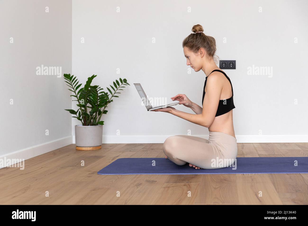 woman in in Turkish pose with a laptop Stock Photo