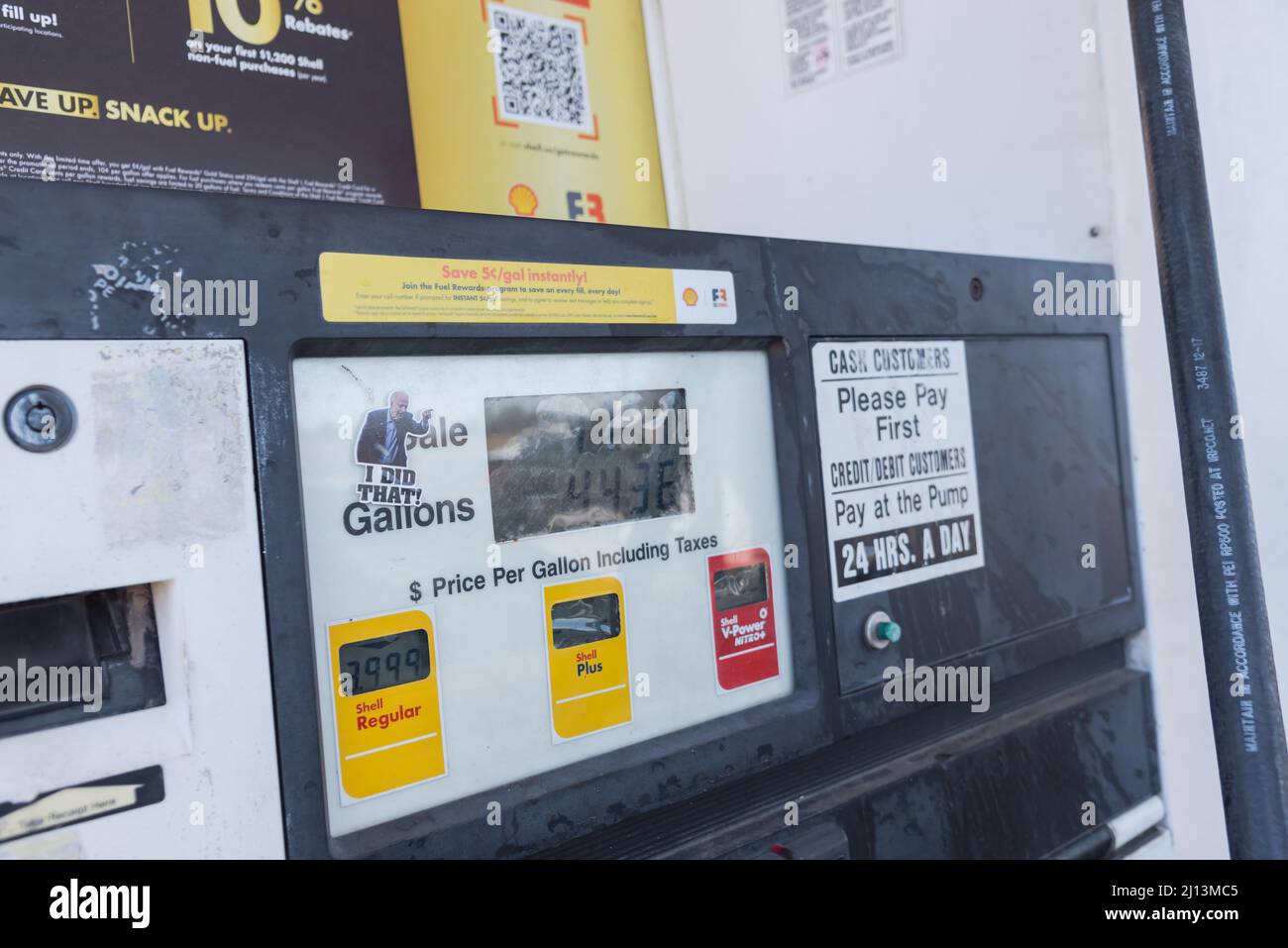 OKC, OKLAHOMA, USMAR 17, 2022 Shell gas pump station with I did that