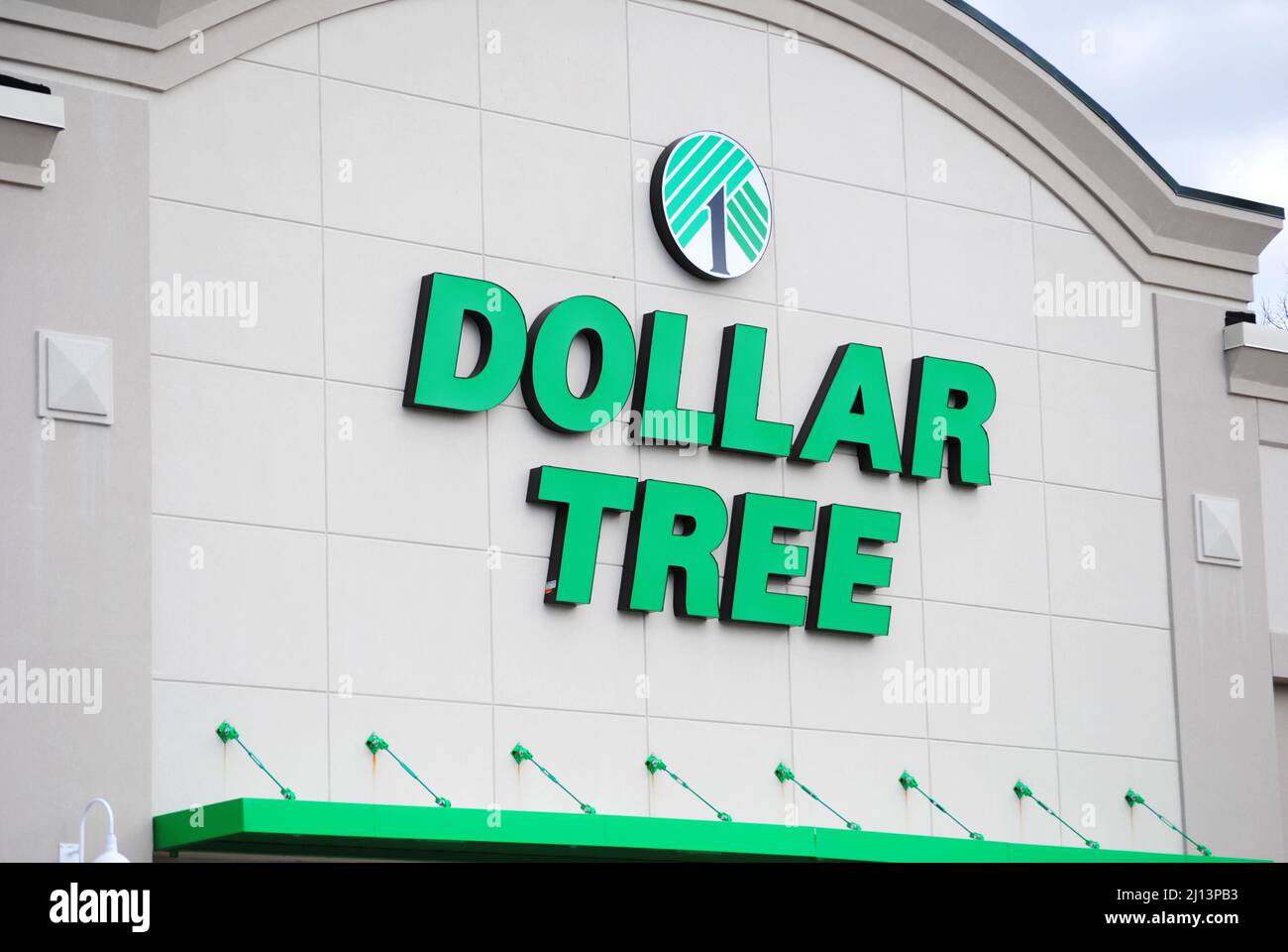 Dollar Tree Stores, Inc. - Dollar Tree Retail Exterior with their Trademark Logo - March 20, 2022. North Windom, CT, USA Stock Photo
