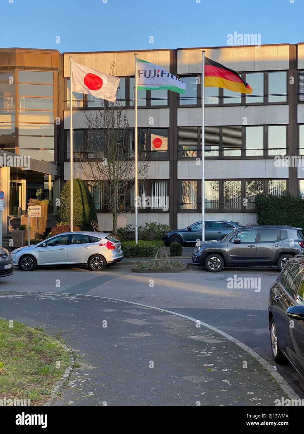 Fuji Zentrale Deutschland Europa in Düsseldorf Heerdt mit der Flagge von Japan, Deutschland und Fuji Stock Photo