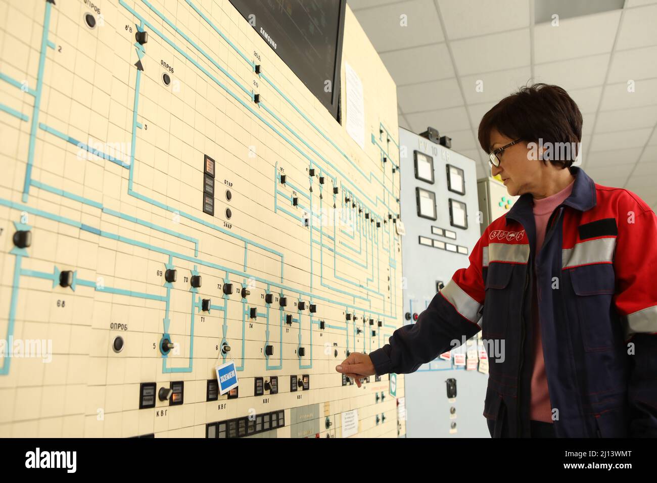 Workers at the oil and gas station. Shut off the gas, control station