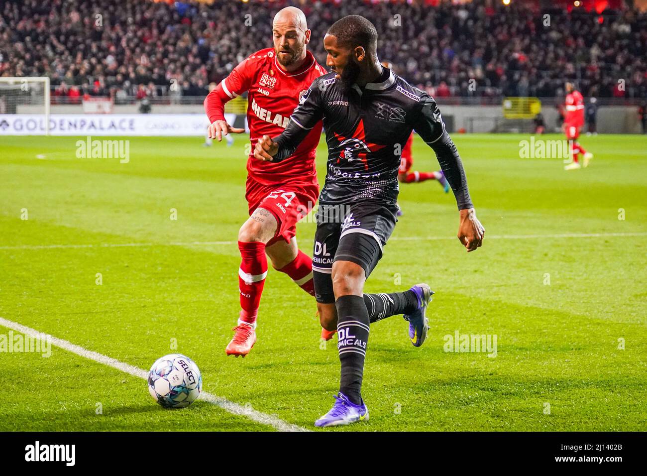 Anderlecht's Yari Verschaeren and OHL's Manderla Lamine Keita