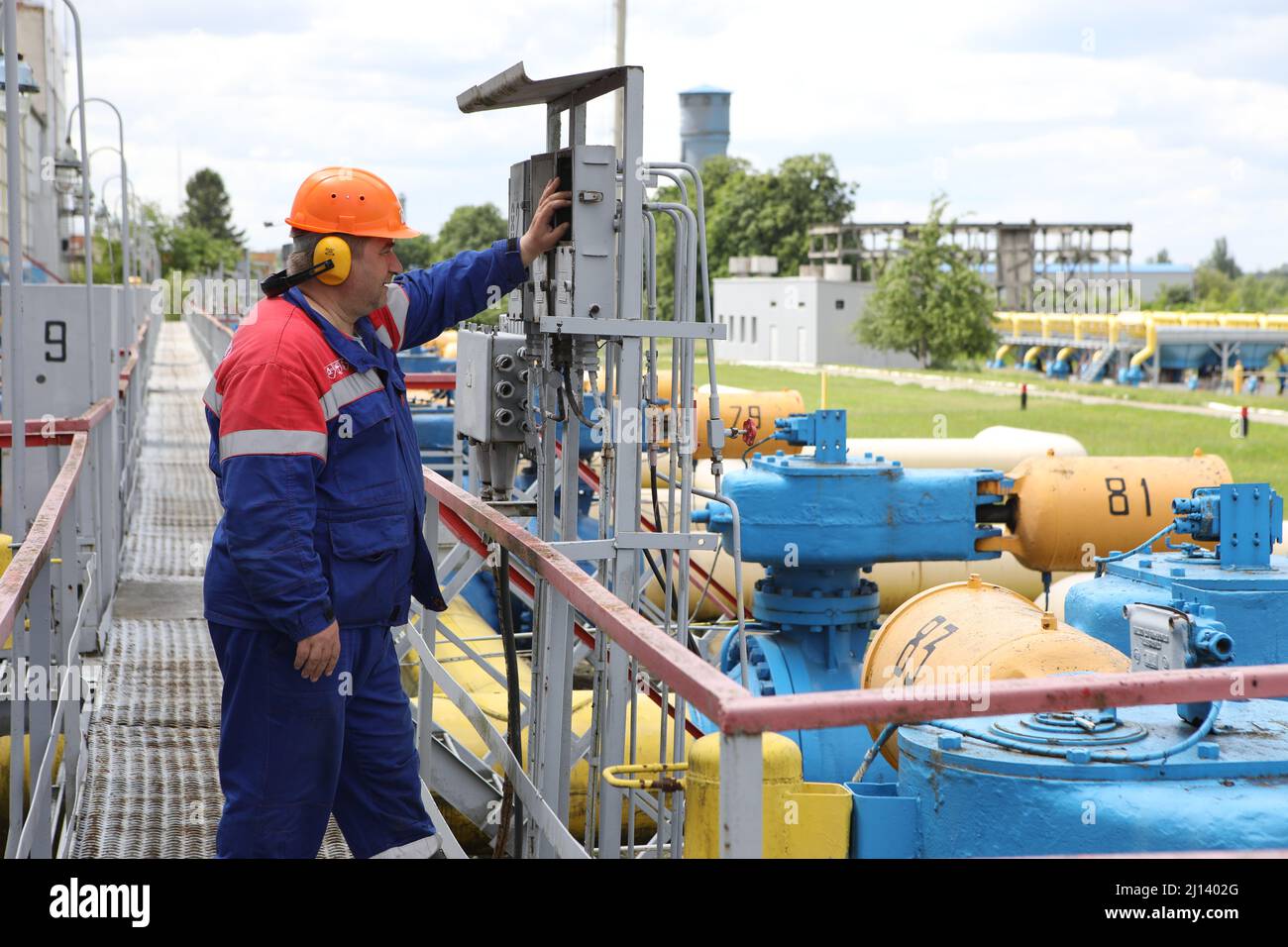 Workers at the oil and gas station. Shut off the gas, control station