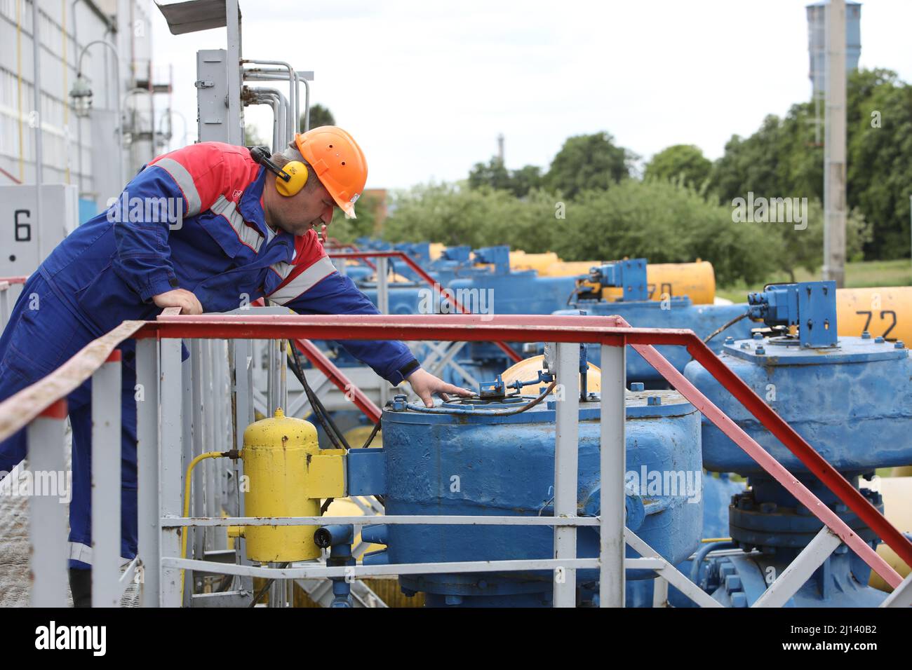 Workers at the oil and gas station. Shut off the gas, control station