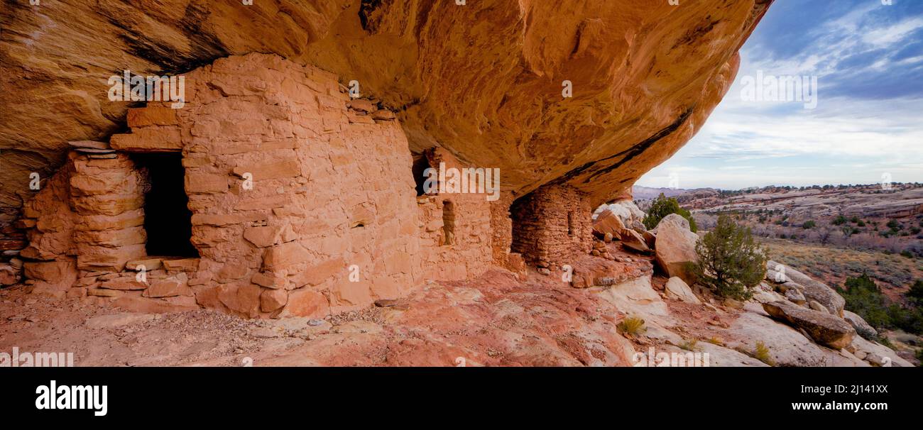 An ancient 1,000 year old Ancestral Puebloan cliff dwelling in Lower ...