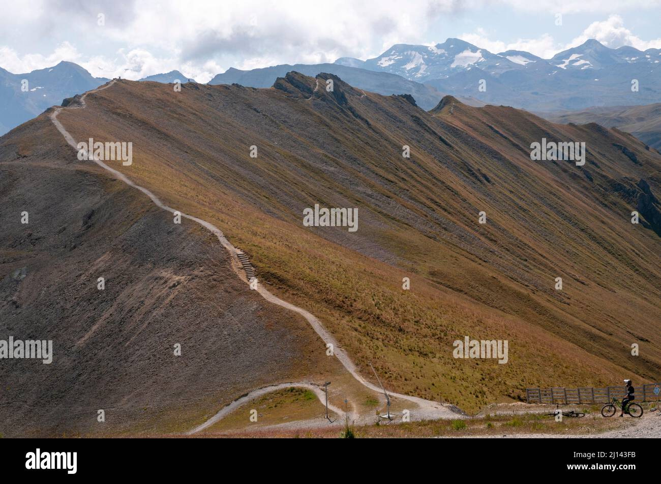 The ridge trail from La Toviere cable car station towards ‘Col de Fresse’ pass, Tignes, Haute-Tarentaise, Vanoise massif, Savoie (73), Auvergne-Rhone- Stock Photo