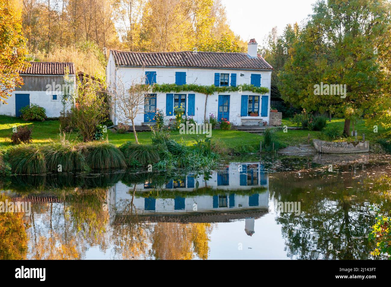 Traditional house near Coulon in the Marais Poitevin, Deux-Sevres (79). It the largest marsh on the Atlantic coast of France. Stock Photo