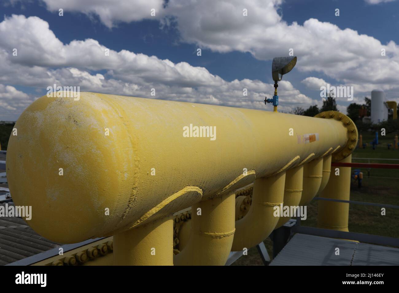 Gas transportation system. Booster pumping station for gas. filling