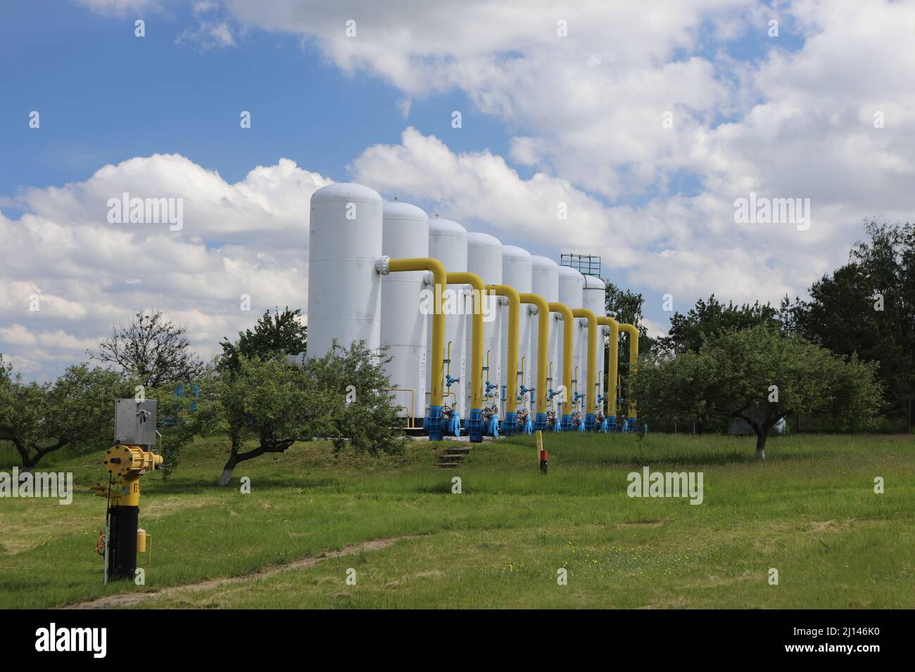 Gas transportation system. Booster pumping station for gas. filling