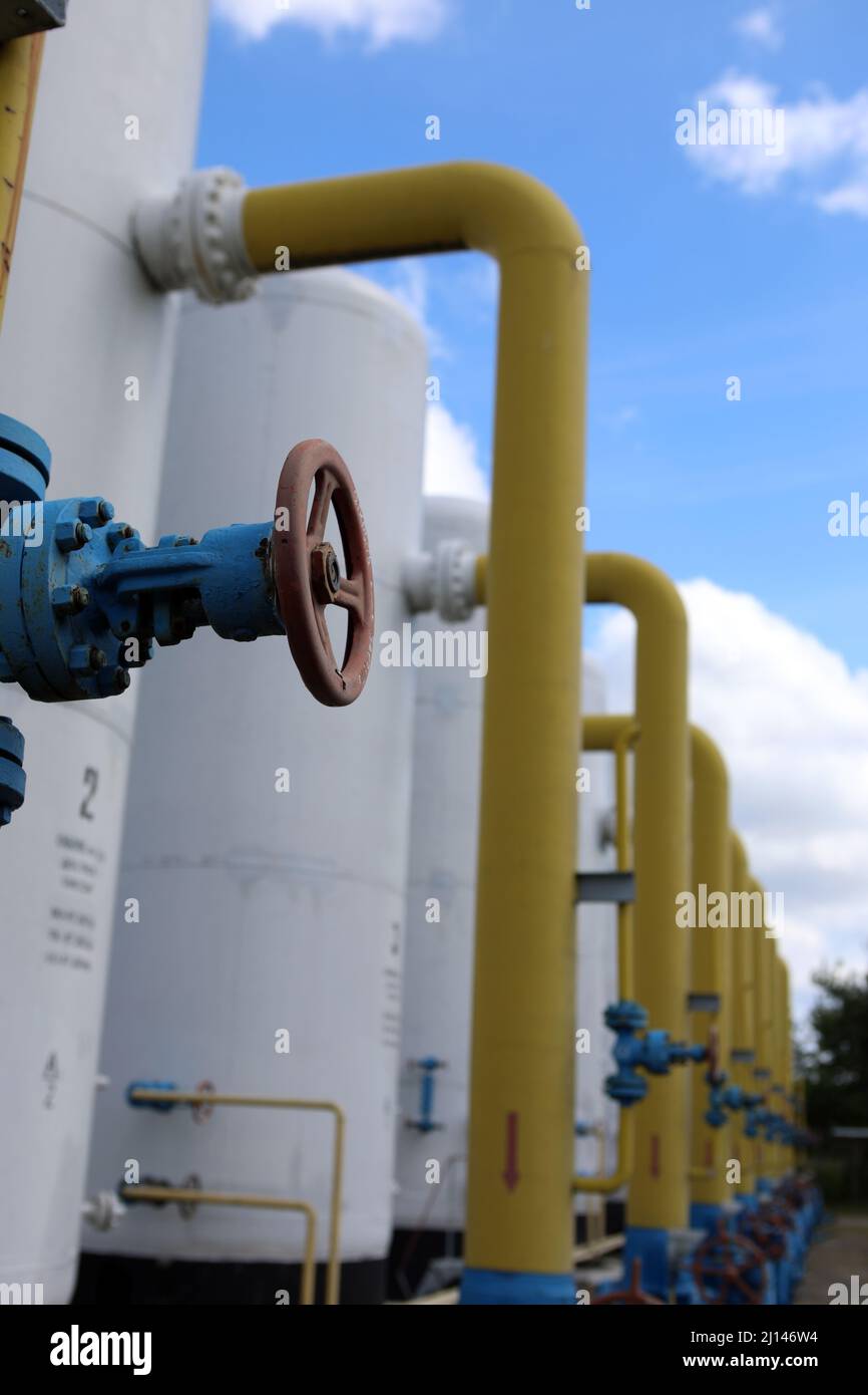 Gas transportation system. Booster pumping station for gas. filling