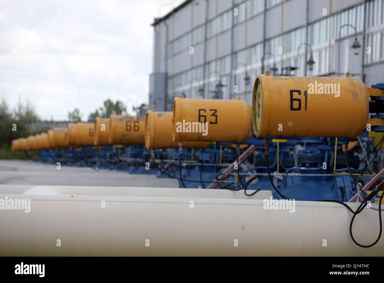 Gas transportation system. Booster pumping station for gas. filling