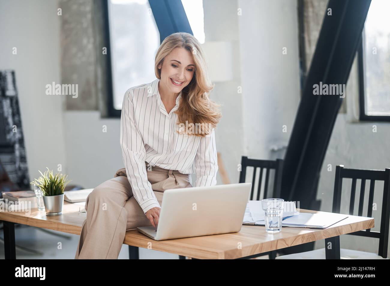 A bnlonde pretty woman working in the office Stock Photo