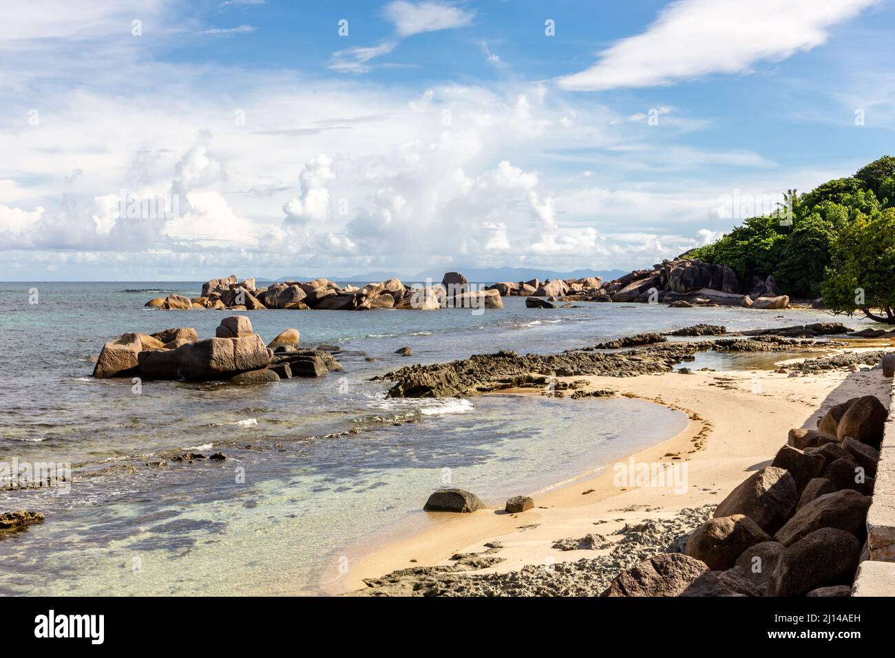 Rocks sticking out of ocean hi-res stock photography and images - Alamy