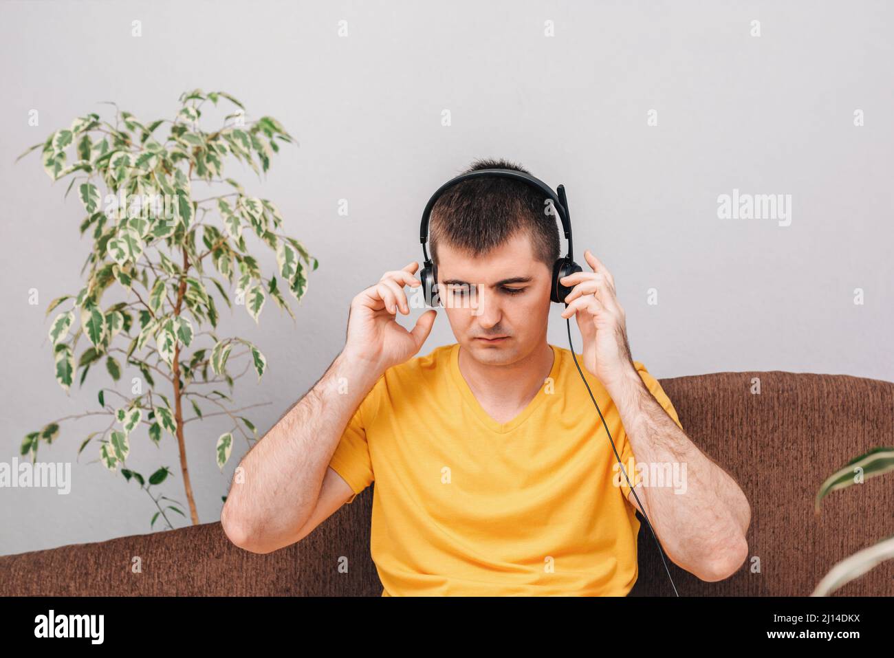 Person in yellow shirt works hi-res stock photography and images - Alamy