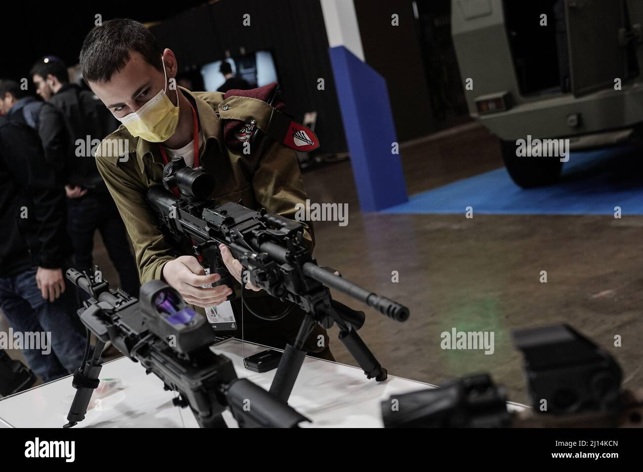 Tel Aviv, Israel. 22nd March, 2022. An IDF soldier from the Paratroopers Brigade examines a rifle at ISDEF, Israel's International Security and Defense exhibition, as it opens at EXPO Tel Aviv. The exhibition highlights equipment and technologies for defense, home land security, mega event protection, cybersecurity, intelligence and counter terrorism. ISDEF hosts over 300 exhibiting companies and will be attended by 10,000 visitors and 50 delegations including first time visitors from the Gulf countries and Morocco. Credit: Nir Alon/Alamy Live News Stock Photo