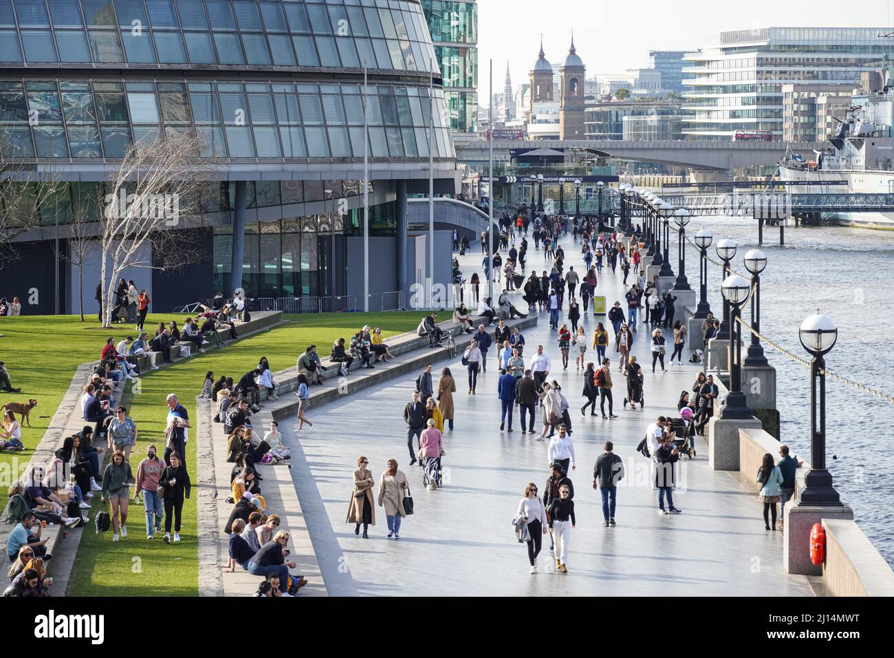 London, UK. 22nd Mar, 2022. UK Weather: People enjoying sunny day at the Queen's Walk promenade in London, UK Credit: Marcin Rogozinski/Alamy Live News Stock Photo