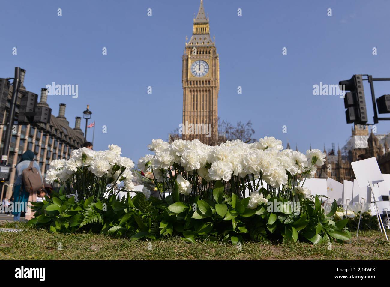 London, UK. 22nd Mar, 2022. Floral tributes on the 5th Anniversary of the Westminster Bridge and New Palace Yard Terrorist Attacks, in London, when 5 people where killed and 50 injured. (Photo by Thomas Krych/SOPA Images/Sipa USA) Credit: Sipa USA/Alamy Live News Stock Photo