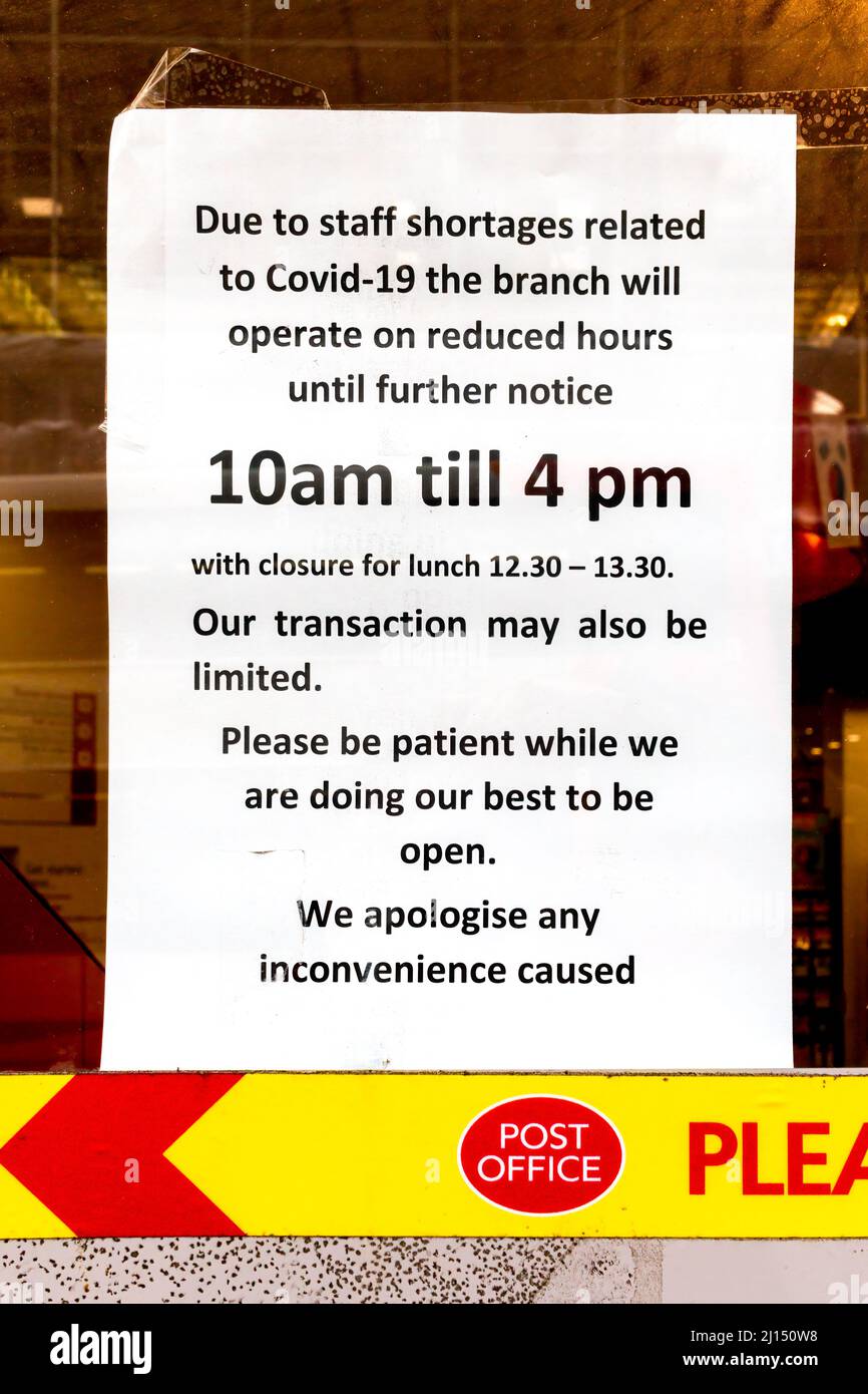 A poster on the door of a post office in Cambridge, UK, gives information regarding closure due to staff shortages caused by Covid-19. Stock Photo