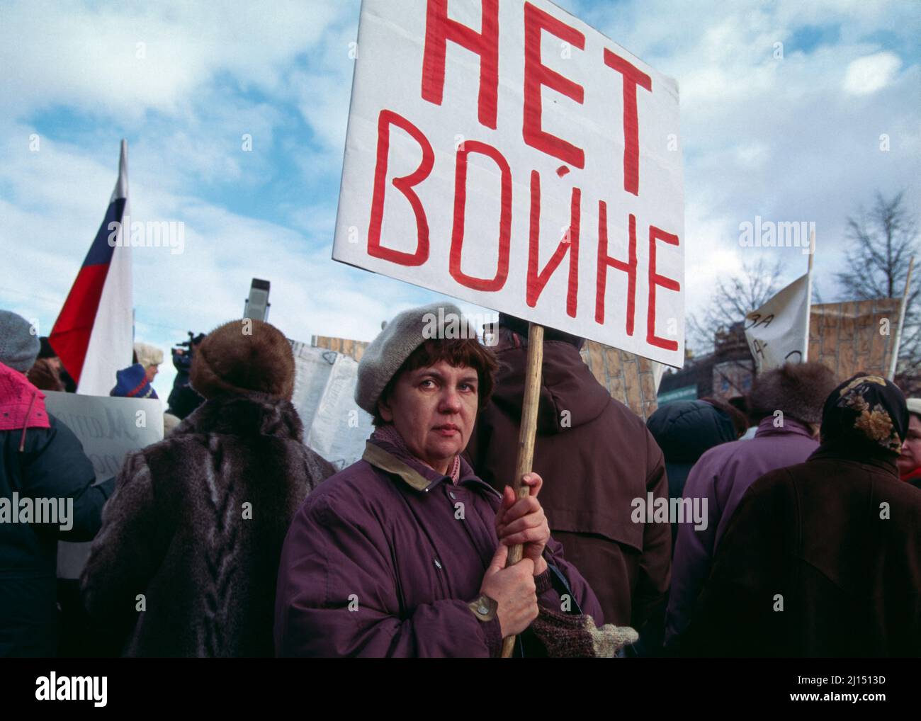 February 1995, Moscow, Russia.  Russian woman during an anti-war demonstration on Pushkin Square in central Moscow.  The demonstration was organized by Memorial and Soldiers’ Mothers in protest of the First Chechen War (1994-1996).  She is holding a poster saying “No War” written in Cyrillic. Stock Photo