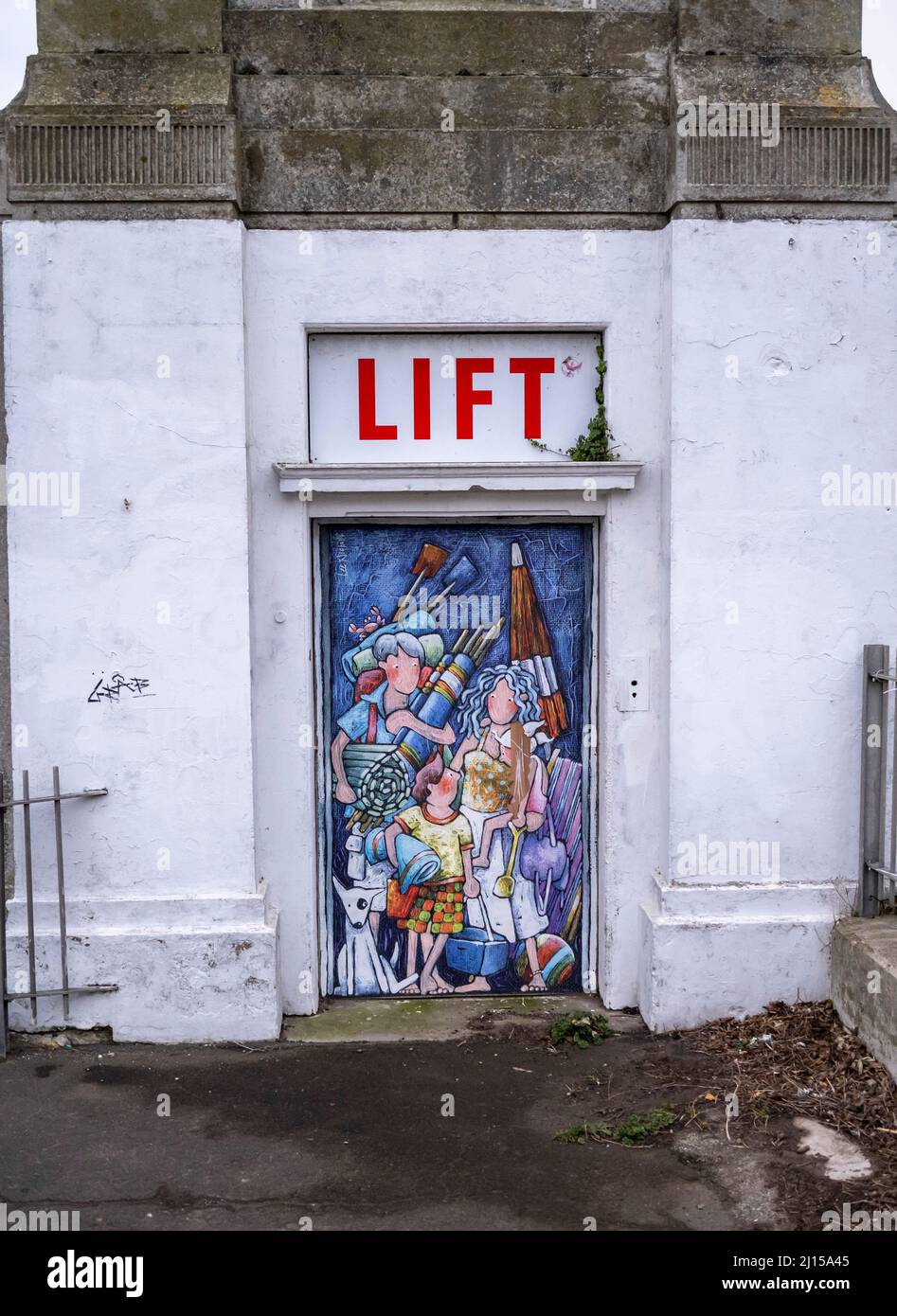 The lift from the Royal Esplanade to Western Undercliff beach in