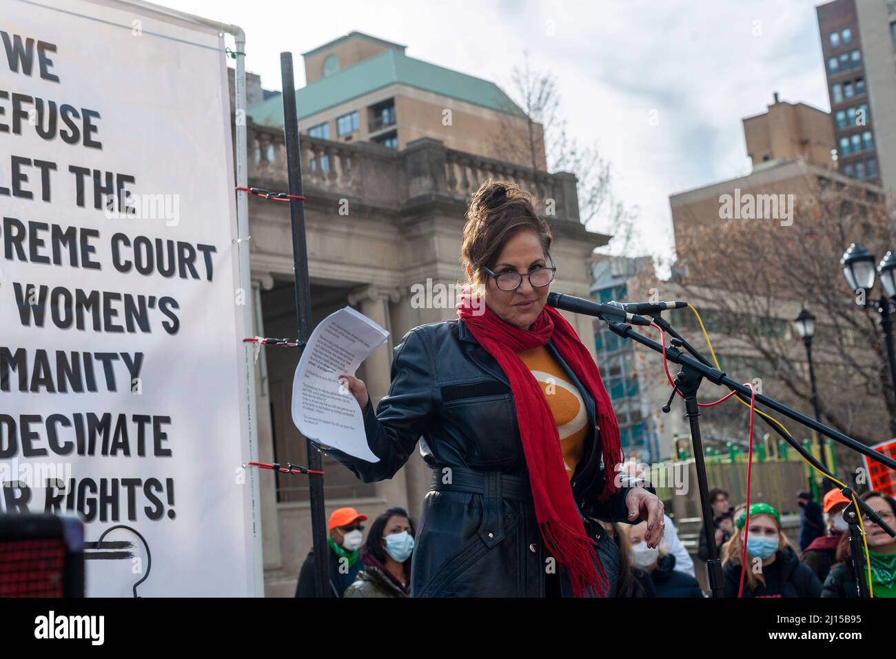 Actress Kathy Najimy speaks to the crowd in Union Square Park in New York on International Women's Day on Tuesday, March 8, 2022. The rally countering the right wing attack on reproductive rights called for abortion on demand and without apology. (© Richard B. Levine) Stock Photo