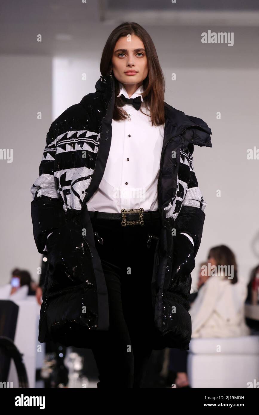 A model presents a creation from the Ralph Lauren Fall 22 collection at the  Museum of Modern Art (MoMA) in Manhattan, New York City, U.S., March 22,  2022. REUTERS/Andrew Kelly Stock Photo - Alamy