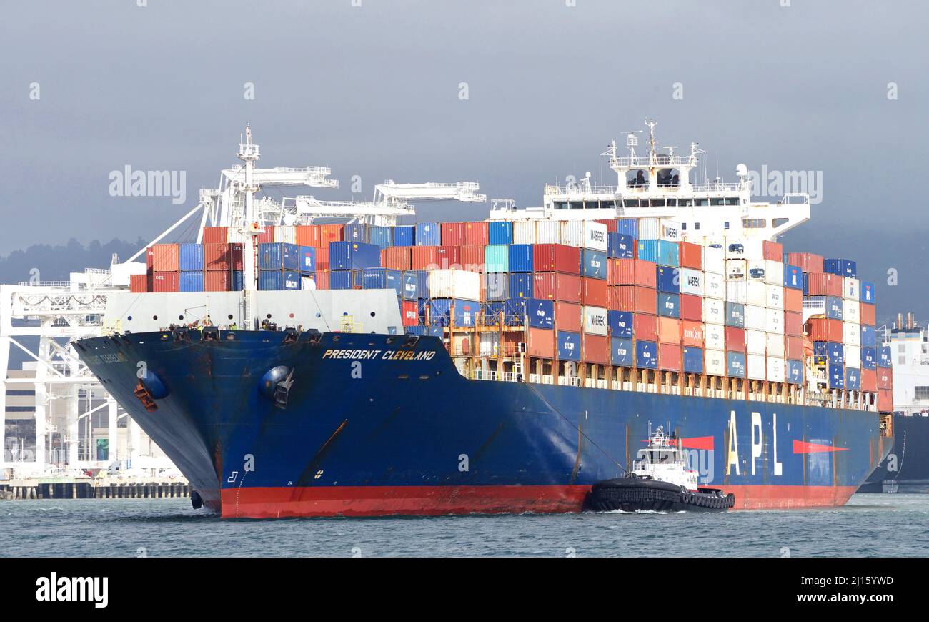 Oakland, CA - Feb 14, 2022: APL cargo ship PRESIDENT CLEVELAND entering the Port of Oakland. American President Lines is the worlds 7th largest contai Stock Photo