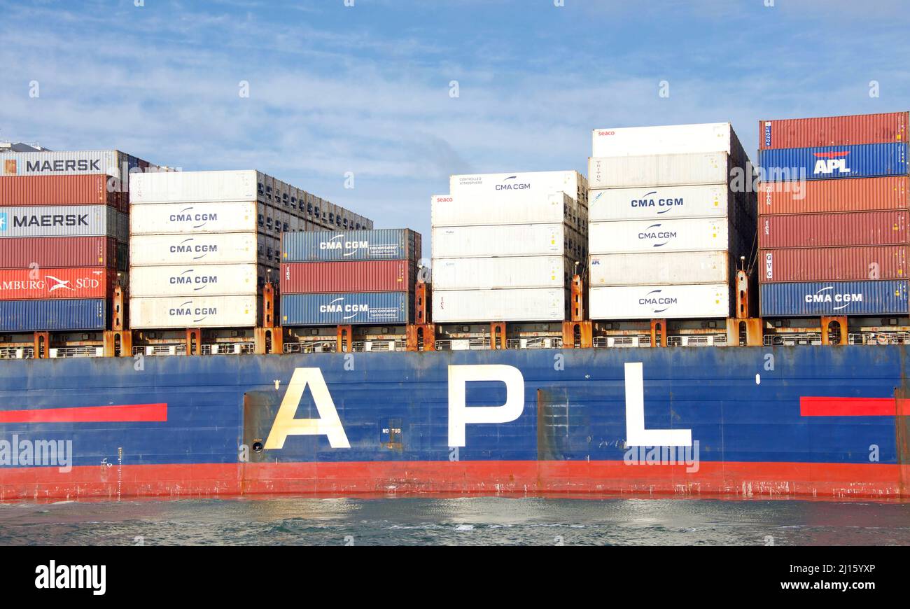 Oakland, CA - Feb 14, 2022: APL cargo ship PRESIDENT CLEVELAND entering the Port of Oakland. American President Lines is the worlds 7th largest contai Stock Photo
