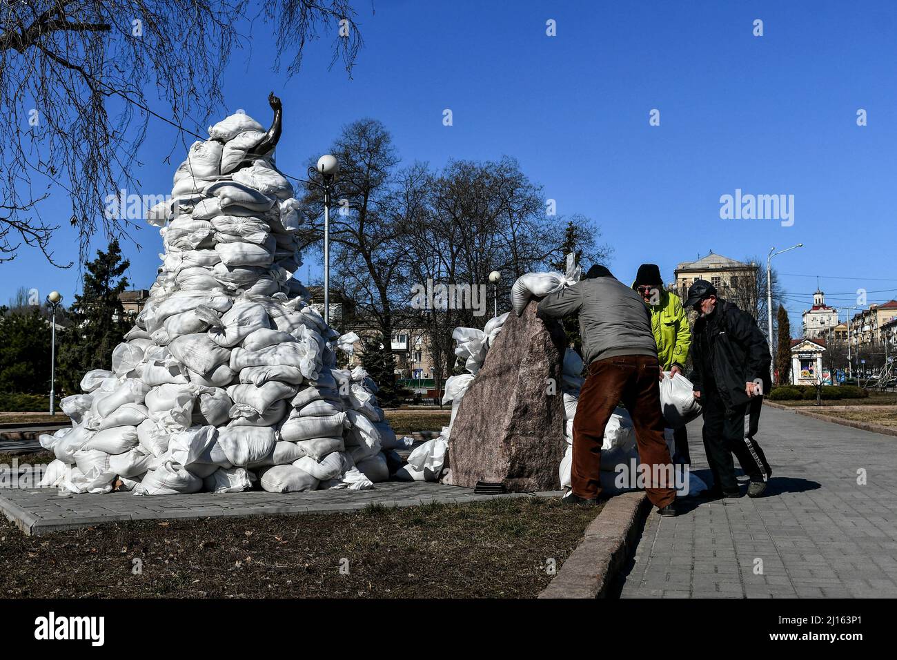 Local volunteers, historians and museum employees put sandbags around the monument to Ukrainian weightlifter, Olympic gold medallist Leonid Zhabotynskyi in a bid to protect the statue from damage in case of Russian attacks, Zaporizhzhia, southeastern Ukraine, March 22, 2022. Photo by Dmytro Smoliyenko/Ukrinform/ABACAPRESS.COM Stock Photo