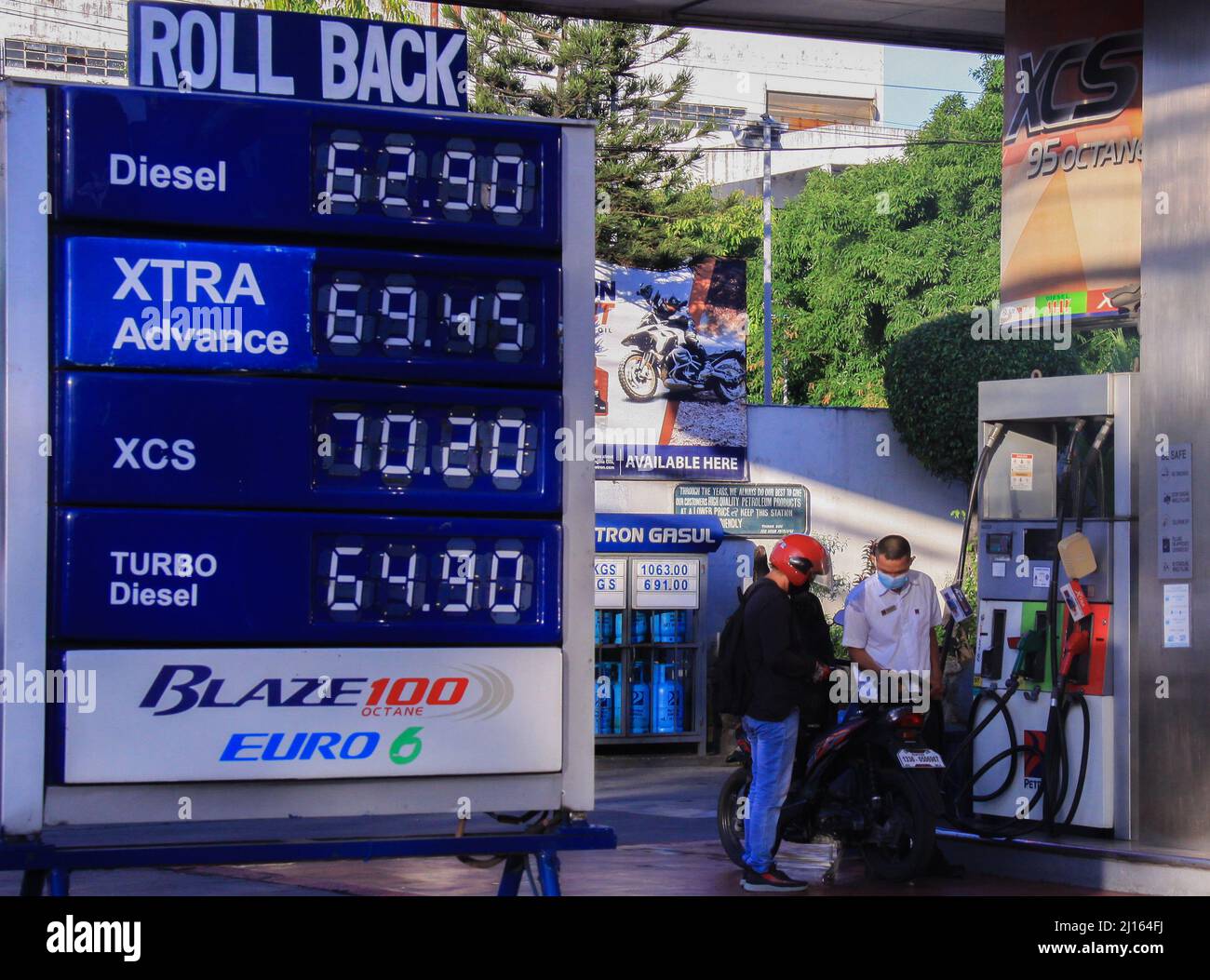Quezon City, Metro Manila, Philippines. 22nd Mar, 2022. Philippines: Big-time fuel price rollback, first time since the start of the year''”effective Tuesday morning after 11 consecutive weeks of oil price increases. (Credit Image: © Eduardo Castro/Pacific Press via ZUMA Press Wire) Stock Photo