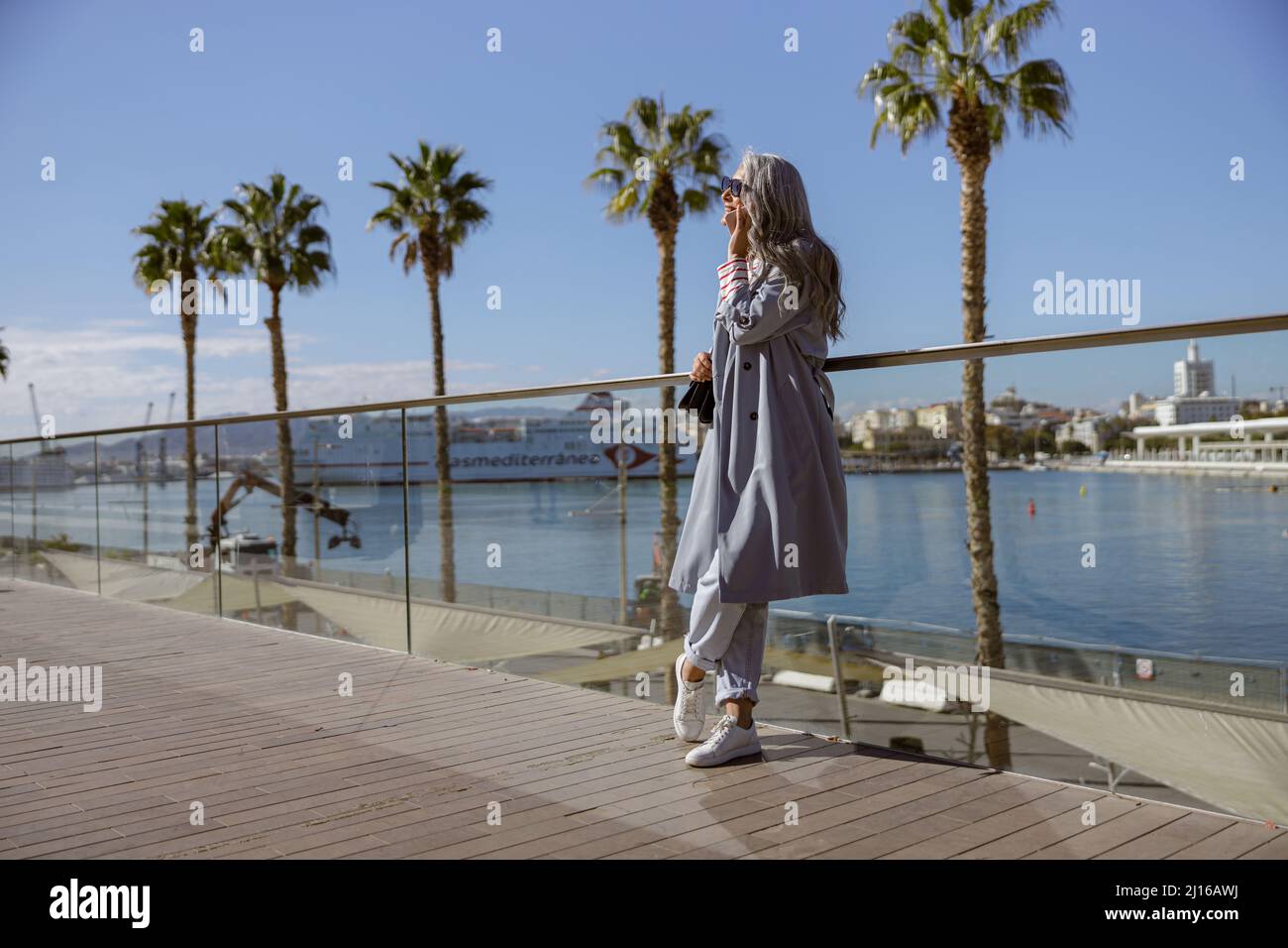 Fashionable lady outdoors hi-res stock photography and images - Alamy