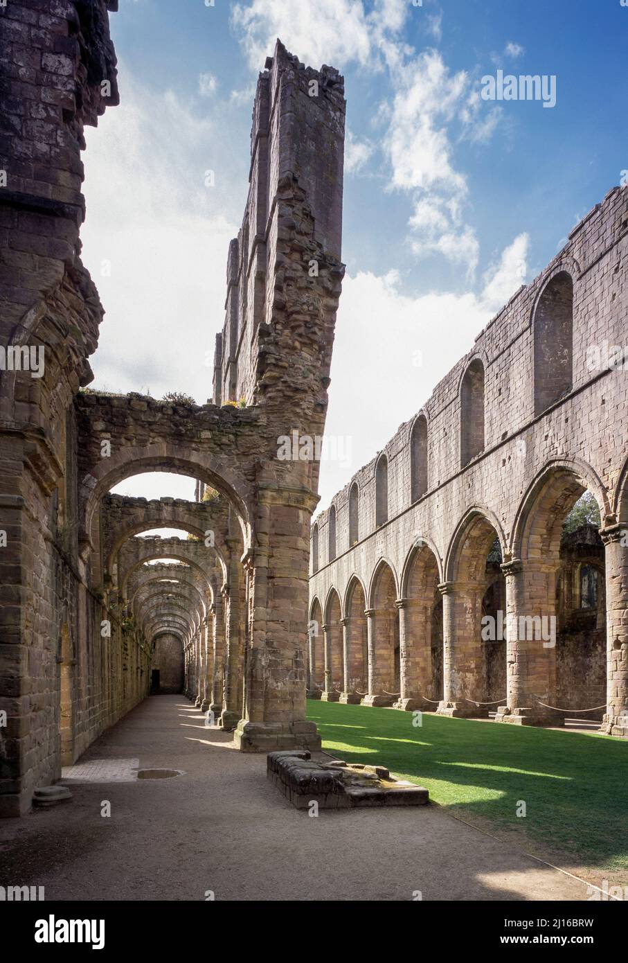 Fountains Abbey (Studley Royal), Klosterkirche, südliches Seitenschiff