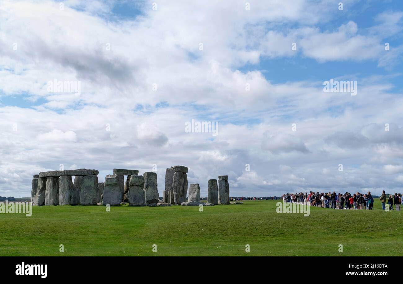 Stonehenge, prähistorischer Steinkreis mit Touristen Stock Photo