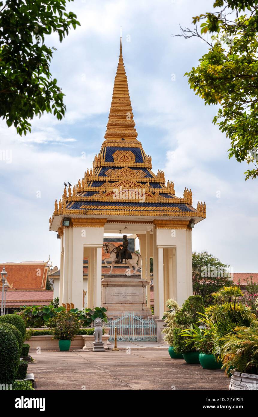 Royal Palace in Phnom Penh, Cambodia. Statue of King Norodom Stock Photo