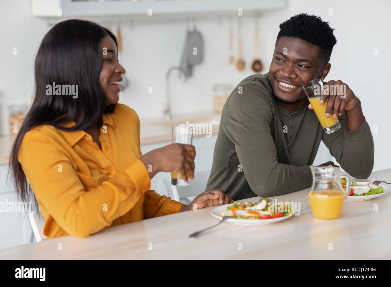 Young black couple sitting hi-res stock photography and images - Alamy