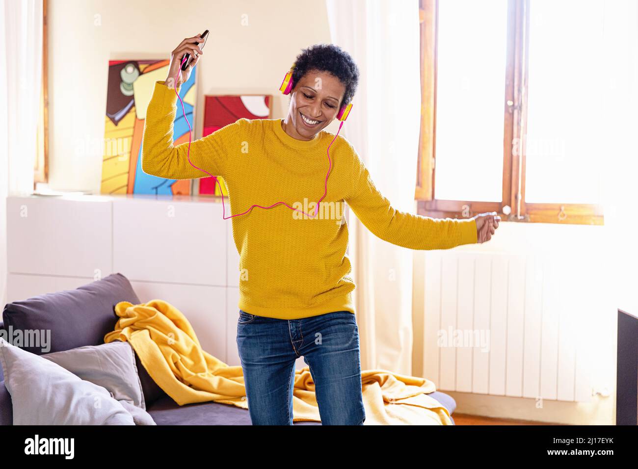 Black woman phone dancing hi-res stock photography and images - Alamy