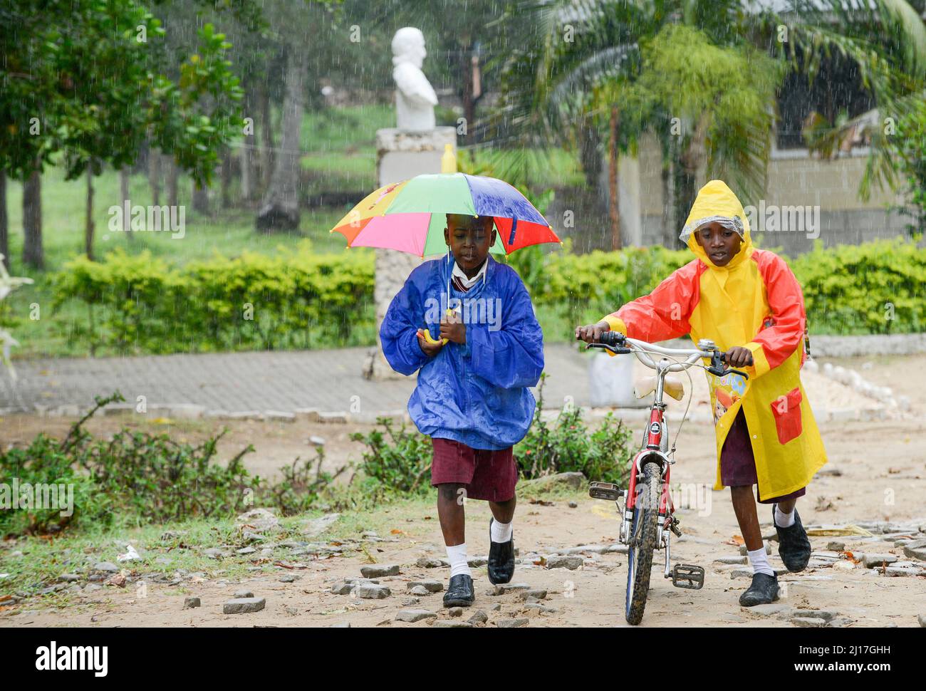 TANZANIA Zanzibar, Stone town, two children going in rain two school / TANSANIA Insel Sansibar, Stonetown, Zwei Kinder gehen im Regen zur Schule Stock Photo
