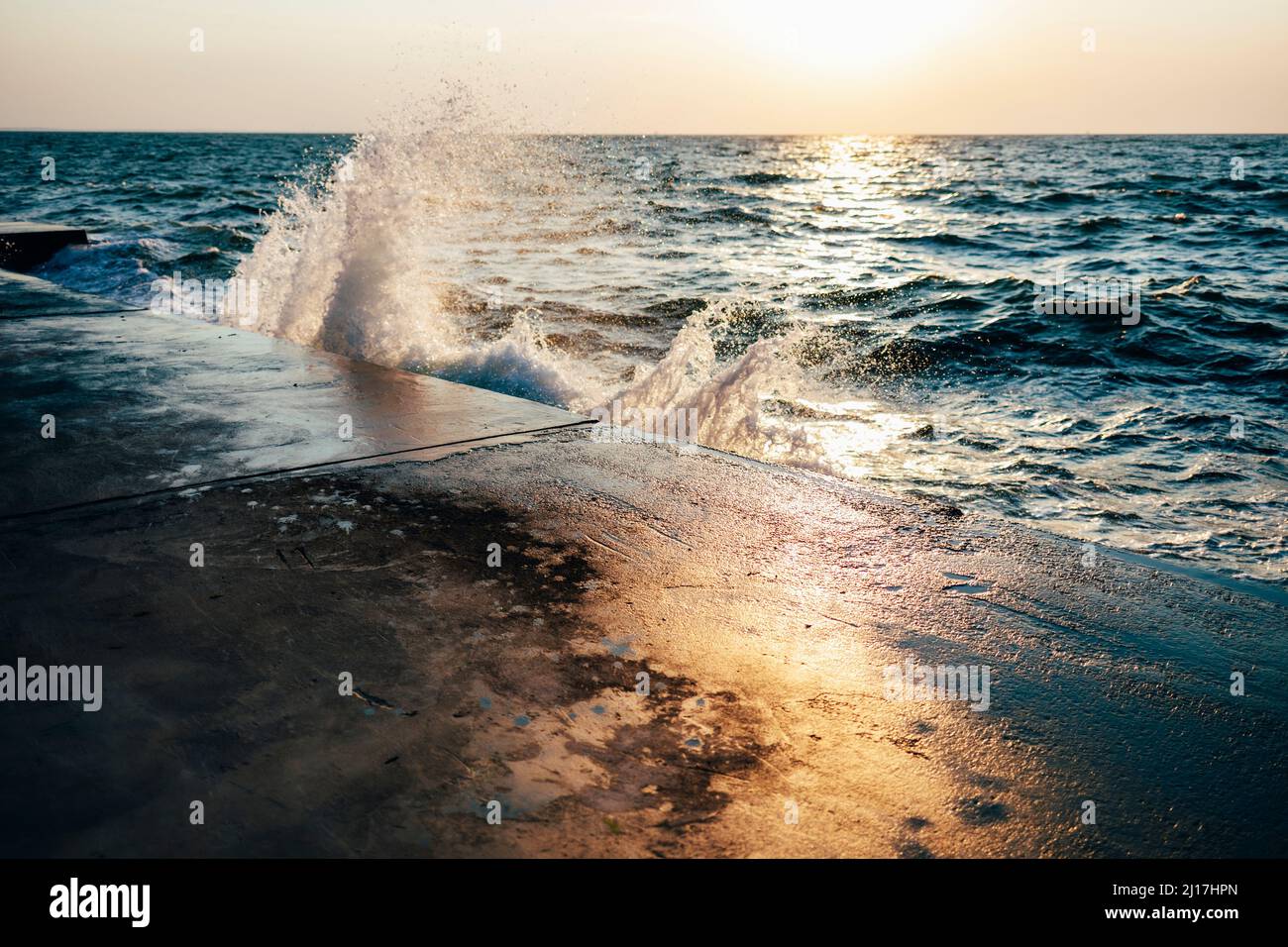 Breaking splashing wave beach hi-res stock photography and images - Alamy