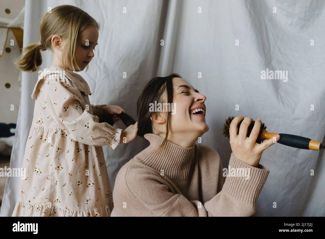 Girl singing brush hi-res stock photography and images - Alamy