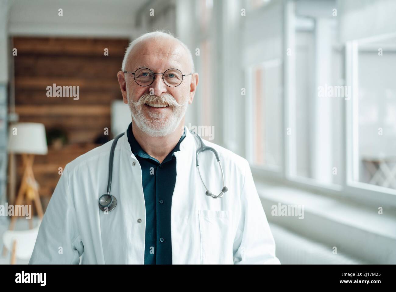 Wearing stethoscope hi-res stock photography and images - Alamy