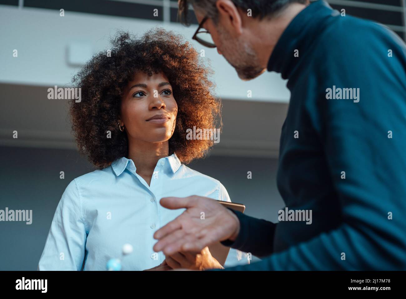 Office work place meeting hi-res stock photography and images - Alamy