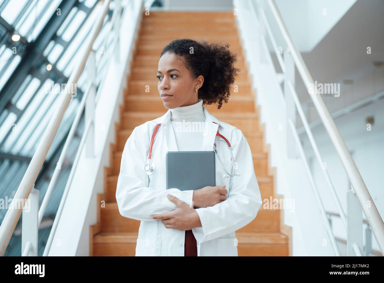 African american doctor tablet hi-res stock photography and images - Alamy