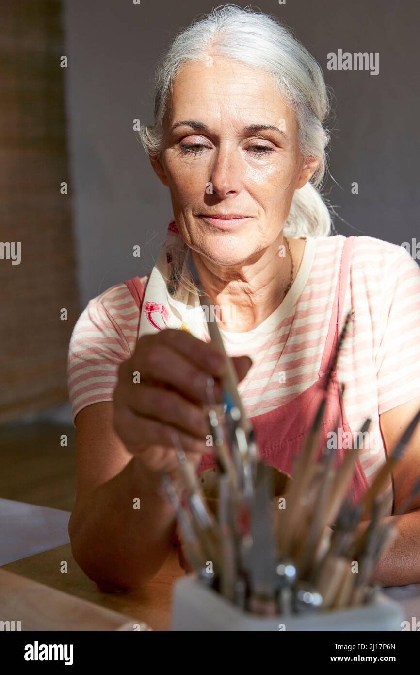 Woman holding painting hi-res stock photography and images - Alamy
