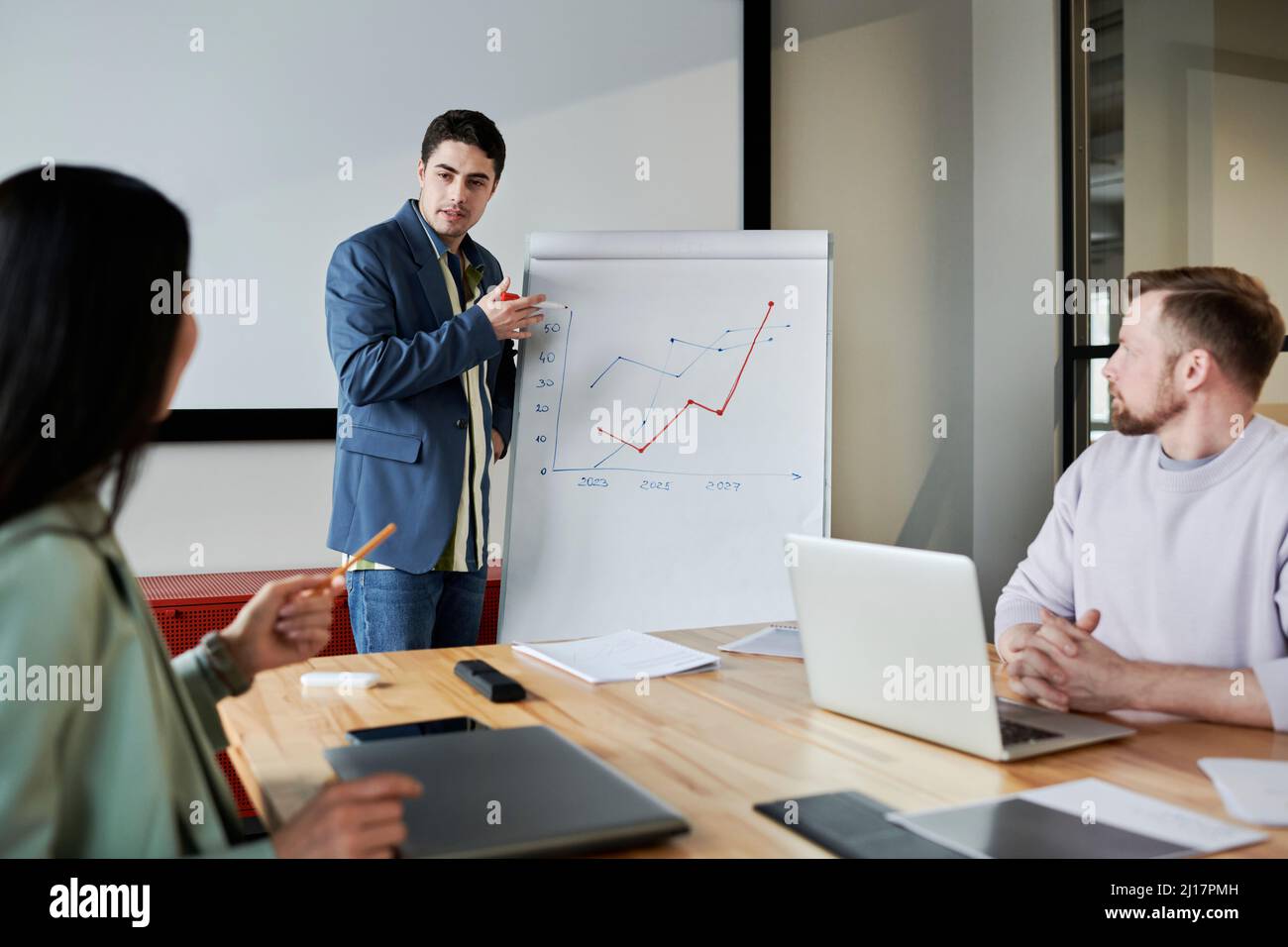 Male executive explaining graph hi-res stock photography and images - Alamy