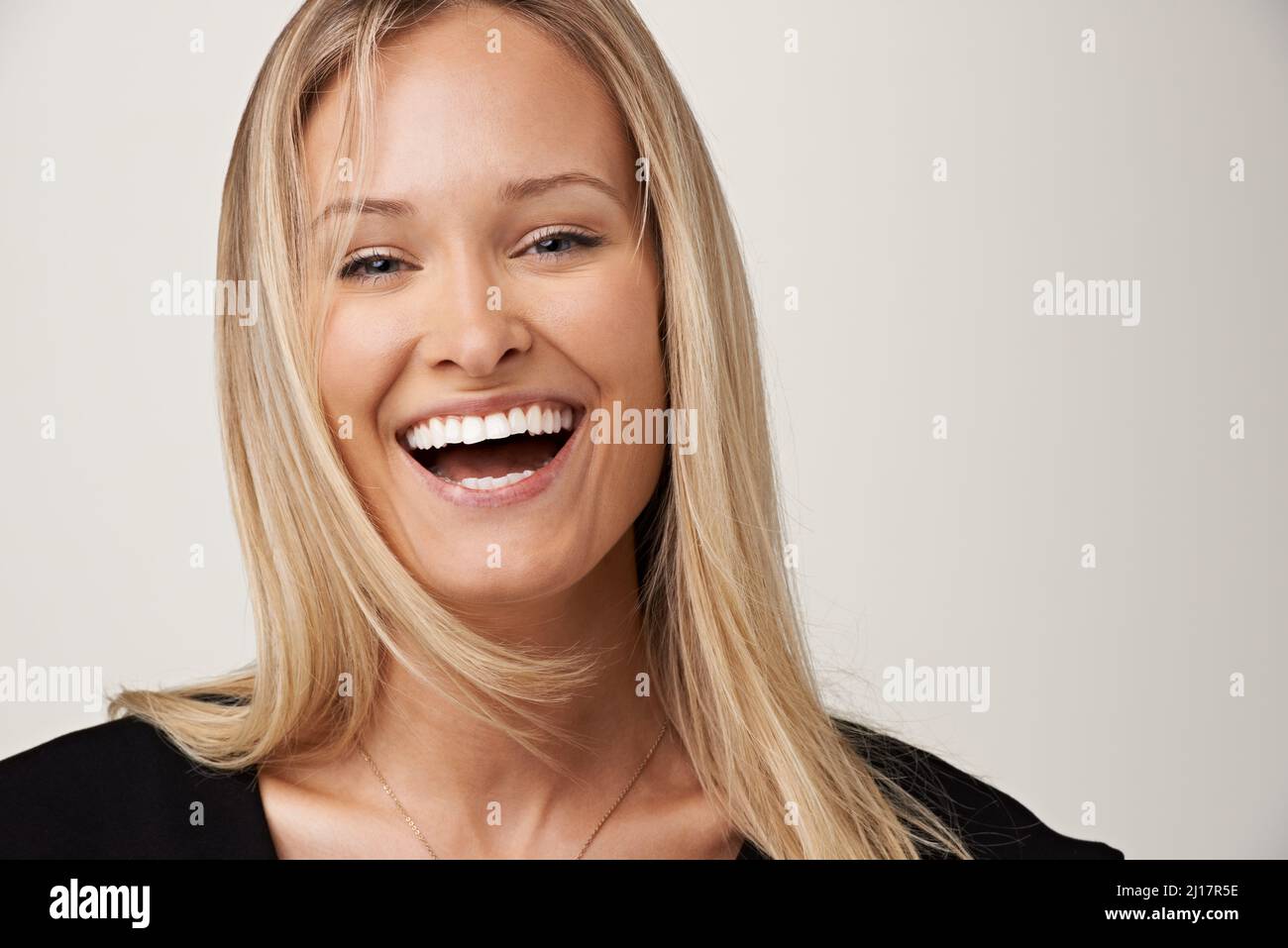 Young woman smiling blonde hair hi-res stock photography and images - Alamy