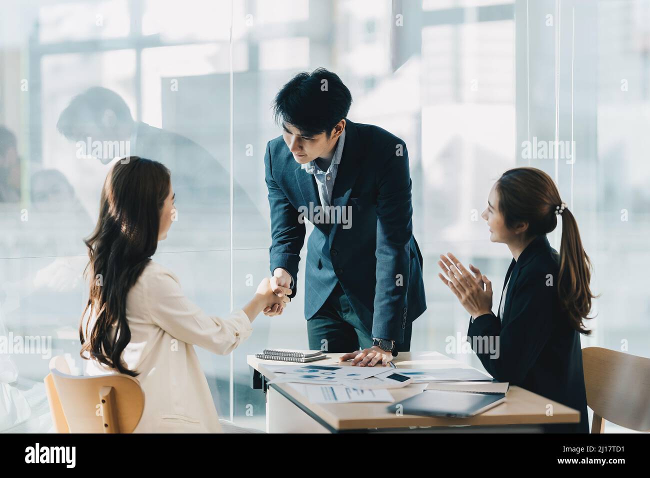 Business accounting women work hi-res stock photography and images - Alamy