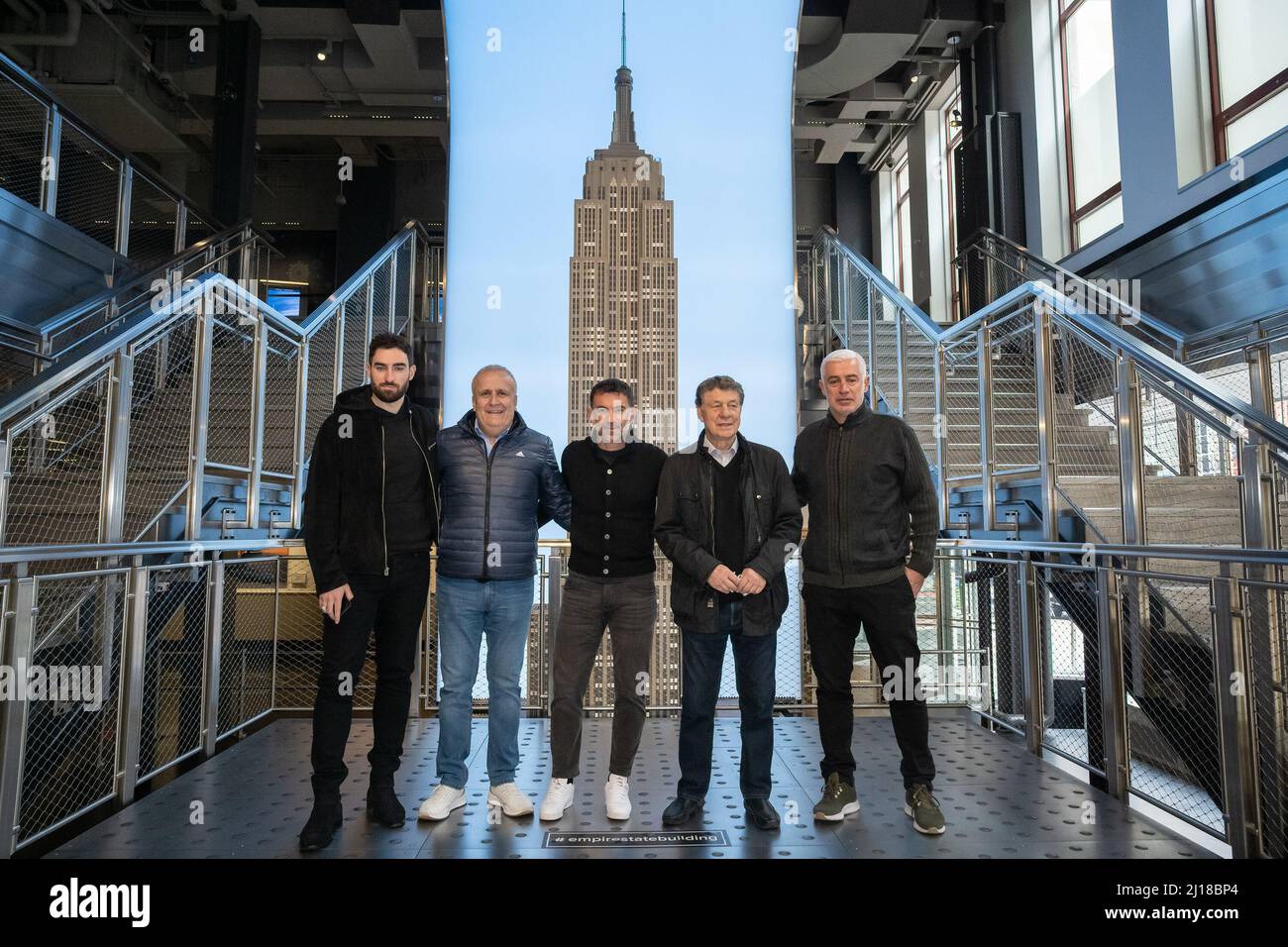 New York, USA. 23rd Mar, 2022. (L-R) Guest, Ioannis Topalidis, Georgios Karagkounis, legendary German soccer coach Otto Rehhagel, and Antonis Nikopolidis visit the Empire State Building in New York, New York, on Mar. 23, 2022, in celebration of the premiere of the critically acclaimed film, “King Otto.' (Photo by Gabriele Holtermann/Sipa USA) Credit: Sipa USA/Alamy Live News Stock Photo