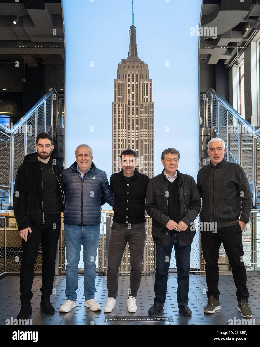 New York, USA. 23rd Mar, 2022. (L-R) Guest, Ioannis Topalidis, Georgios Karagkounis, legendary German soccer coach Otto Rehhagel, and Antonis Nikopolidis visit the Empire State Building in New York, New York, on Mar. 23, 2022, in celebration of the premiere of the critically acclaimed film, “King Otto.' (Photo by Gabriele Holtermann/Sipa USA) Credit: Sipa USA/Alamy Live News Stock Photo